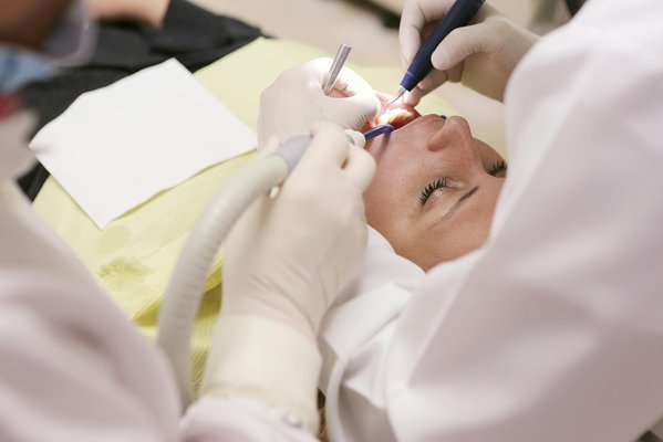 Paciente com dor de dente aguda sendo atendido em urgência odontológica