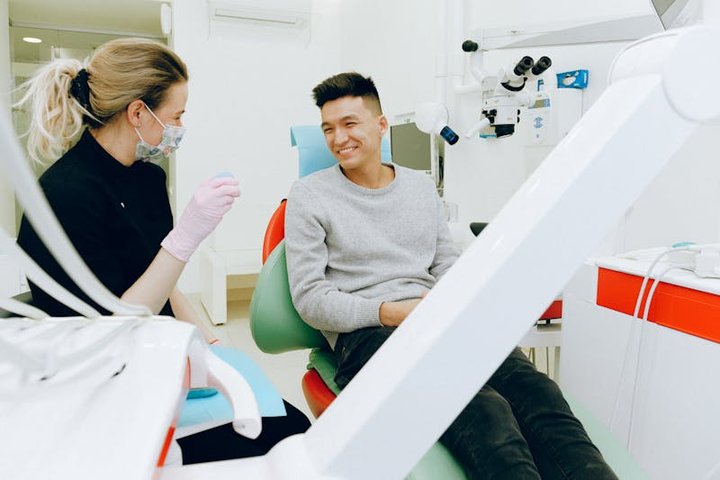 Dra. Diana Muzitano realizando atendimento odontológico domiciliar em Brasília com equipamento portátil profissional