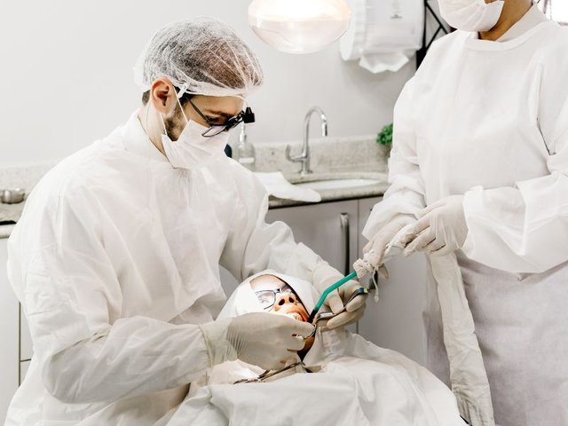 Ambiente de atendimento odontológico ilustrando a diferença entre clínica e consultório em Brasília