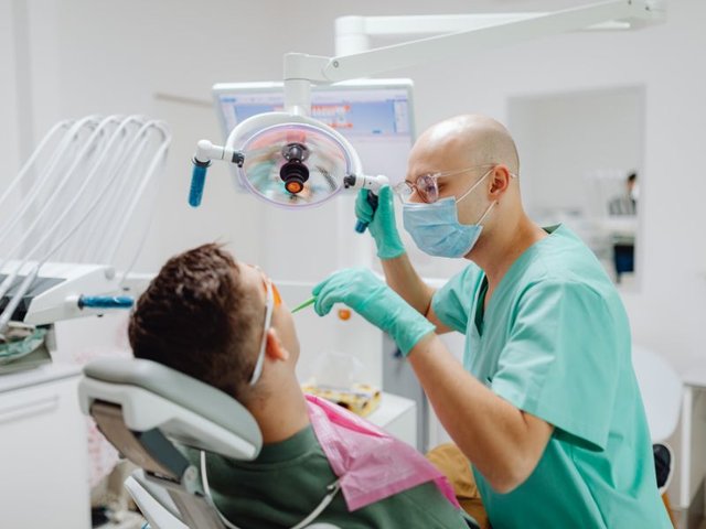 Dentista avaliando paciente em consultório na Asa Norte, Brasília