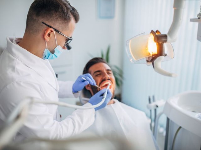 Close de gengiva inchada e avermelhada ao redor dos dentes