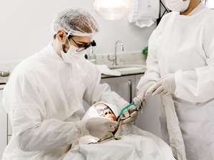 Ambiente de atendimento odontológico ilustrando a diferença entre clínica e consultório em Brasília