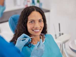 Dentista realizando limpeza dental profissional em consultório em Brasília